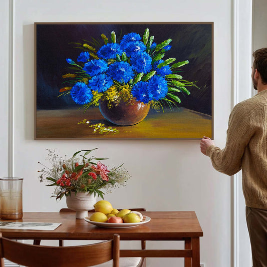 Tableau de vase avec des fleurs bleu sur fond noir KWADECO