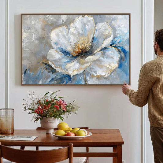 Tableau sur toile d'une fleur blanche avec des taches bleues KWADECO