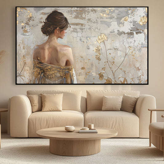 Femme vue de dos fond gris avec touches dorées