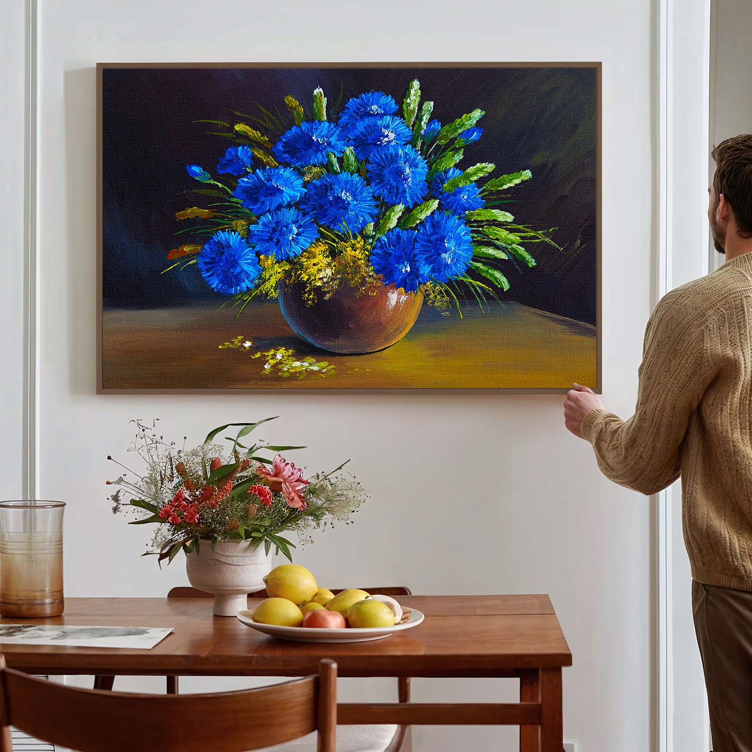 Tableau de vase avec des fleurs bleu sur fond noir KWADECO