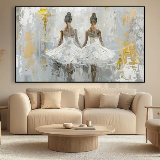 Deux femmes dansent le ballet sur un fond minimal