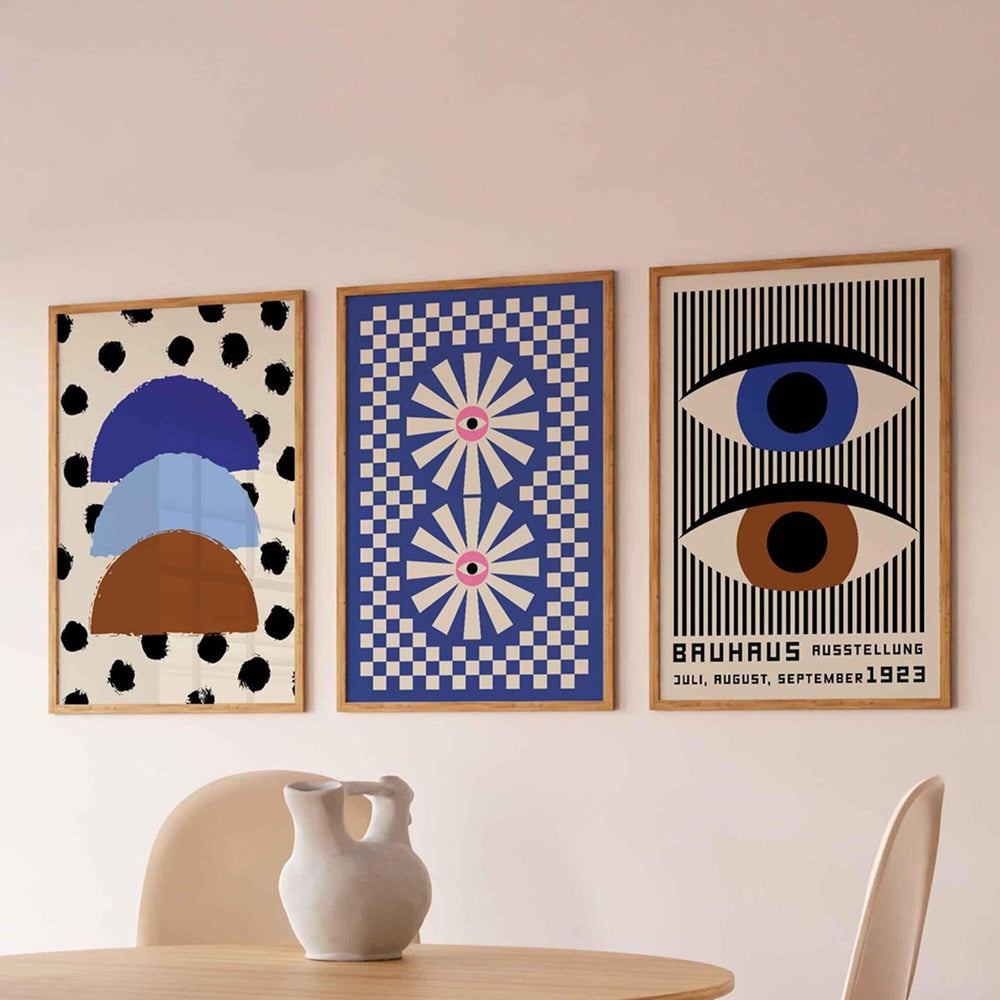 Composition moderne inspirée du Bauhaus, centrée sur le bleu des yeux