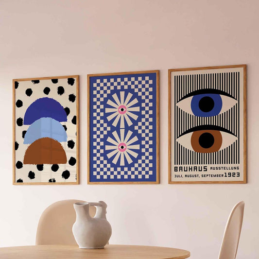 Composition moderne inspirée du Bauhaus, centrée sur le bleu des yeux